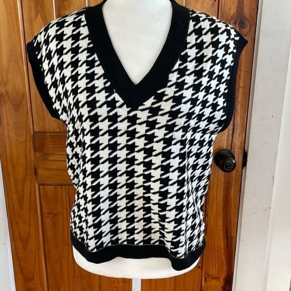 Talbots Petite Medium Black and White Houndstooth Check Plaid V Neck Vest